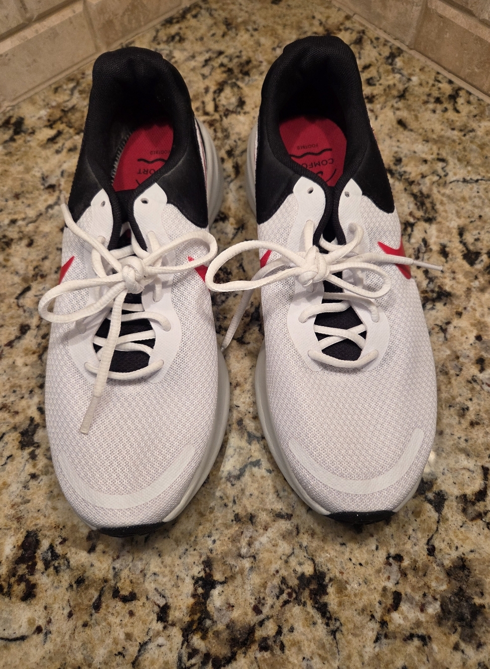 Nike Revolution 7 White/Black/Fire Red Men 9.5/Women 11